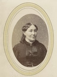 Portret van een vrouw met halssieraad