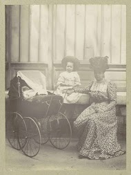 Portret van een vrouw met een kind en een baby in een kinderwagen