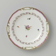 Bord, plat model, behorend bij een servies met geslingerd lintmotief met bladertakken, bloemboeketten en gestrooide bloemtakken