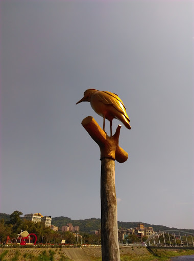 河邊鳥鳥雕像