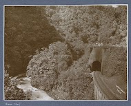 Spoorwegtunnel naast een rivier in de Anaikloof op Sumatra