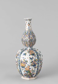 Fles van veelkleurig beschilderde faience