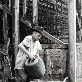 Demi kebutuhan ditengah musim kemarau by Aswin Kep - People Portraits of Men