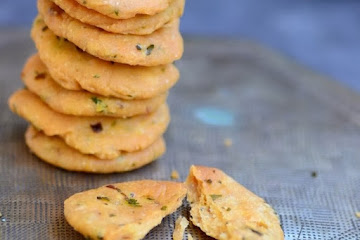 Methi Mathri Recipe