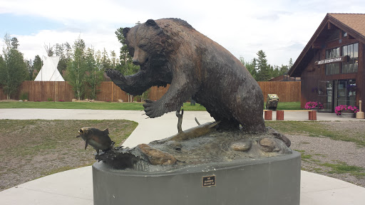 Grizzly statue 