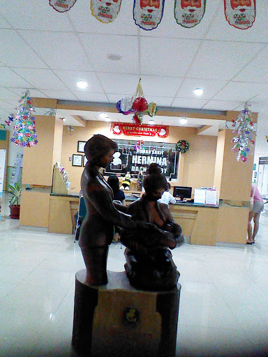 Hermina Daan Mogot Mom and Baby Statue