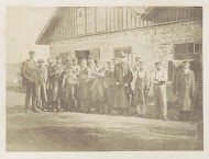 Groepsportret van werknemers voor een werkplaats