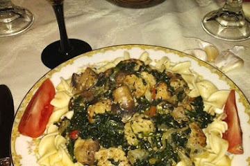 Spinach-Mushroom Pasta &amp;amp; Meatballs in Garlic-Wine Sauce