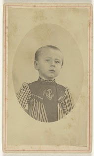 Studioportret van een blond jongetje in schippersuniform