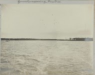 Mond der Nickerierivier, met overblijfsel van den steiger van het verzwolgen Nickerie