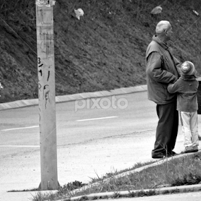 Deda i unuče by Marija Mitrović - People Street & Candids