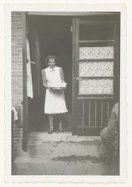 Vrouw met blad met kopjes