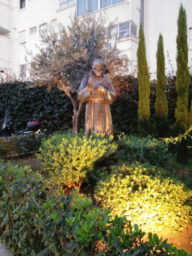 Statua Di Padre Pio In Via Restivo
