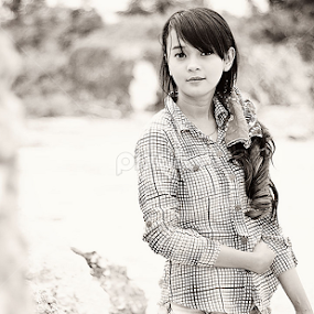 Ratna Dhilla by Jnr Lavigne - People Portraits of Women