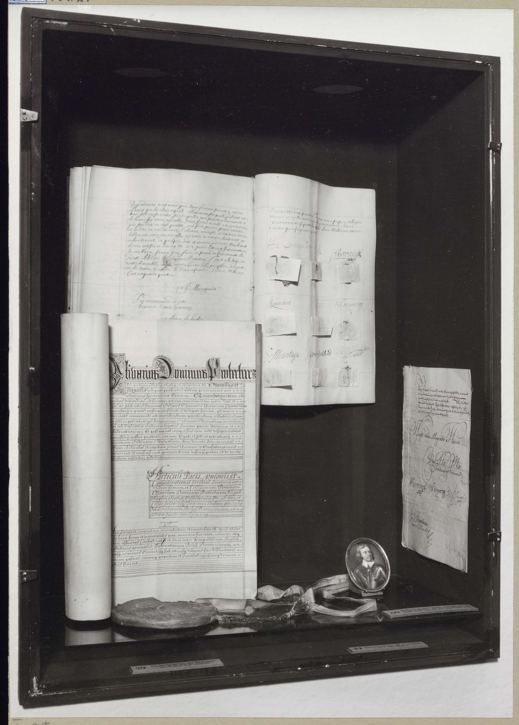 Vitrine met twee boeken en een brief