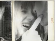 Close up van een lachende vrouw en een hand die wijst