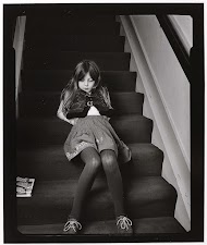 Isa van Krimpen thuis op de trap