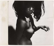 Het bovenlichaam van een vrouw met lang loshangend donker haar en een uitgestoken hand