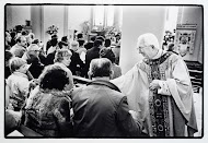 Bisschop Zwartkruis schudt handen van gelovigen