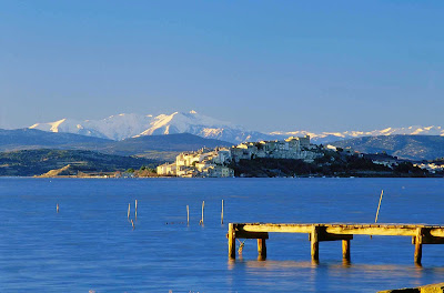 Bages et le Canigou enneigé is, a mountain in the Pyrenees in Southern France.