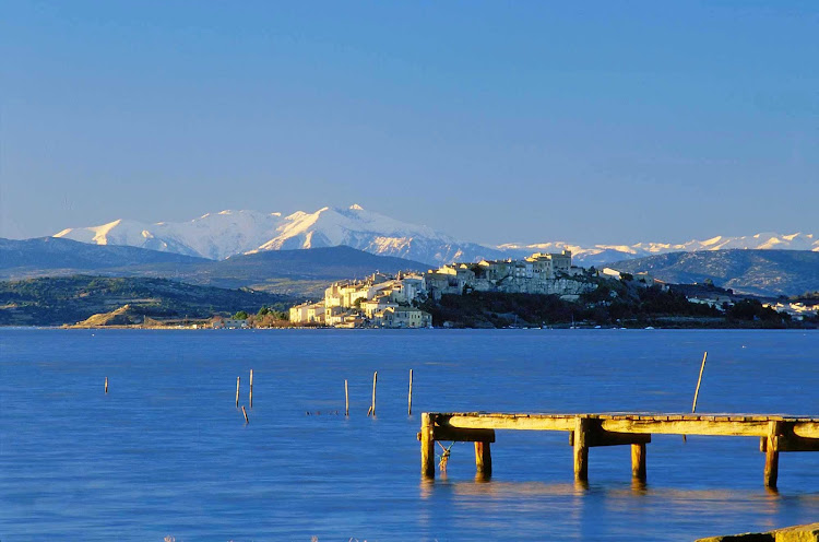 Bages et le Canigou enneigé is, a mountain in the Pyrenees in Southern France.