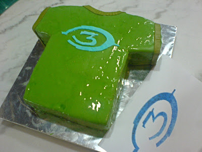 Halo_shirt_chocolate_cake