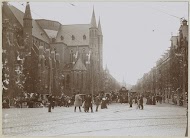 Voetgangers en trams op de Amsterdamse Ceintuurbaan ter hoogte van de Sint Willibrorduskerk