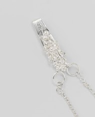 Chatelaine waar op de haak een rijk geornamenteerde nis met figuur