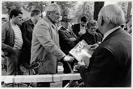 Den Uyl deelt pamfletten uit in Geleen