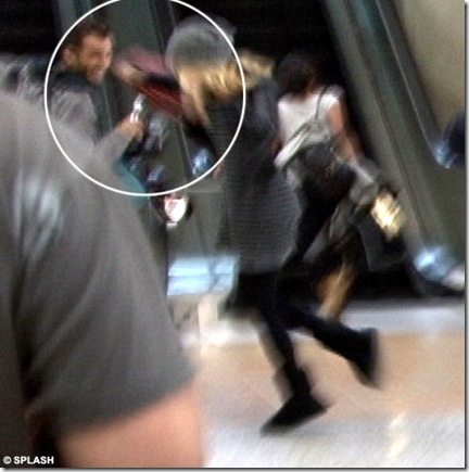 Sienna Miller attacks photgrapher with her handbag picture photo