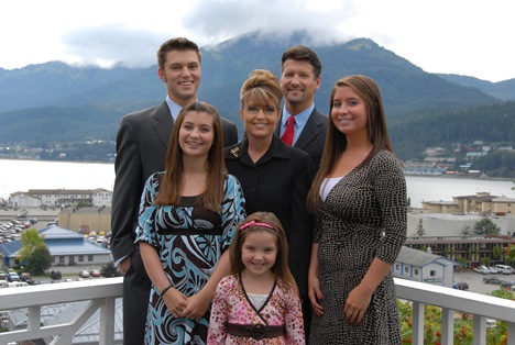 photo of Bristol Palin, mom Sarah Palin and family members