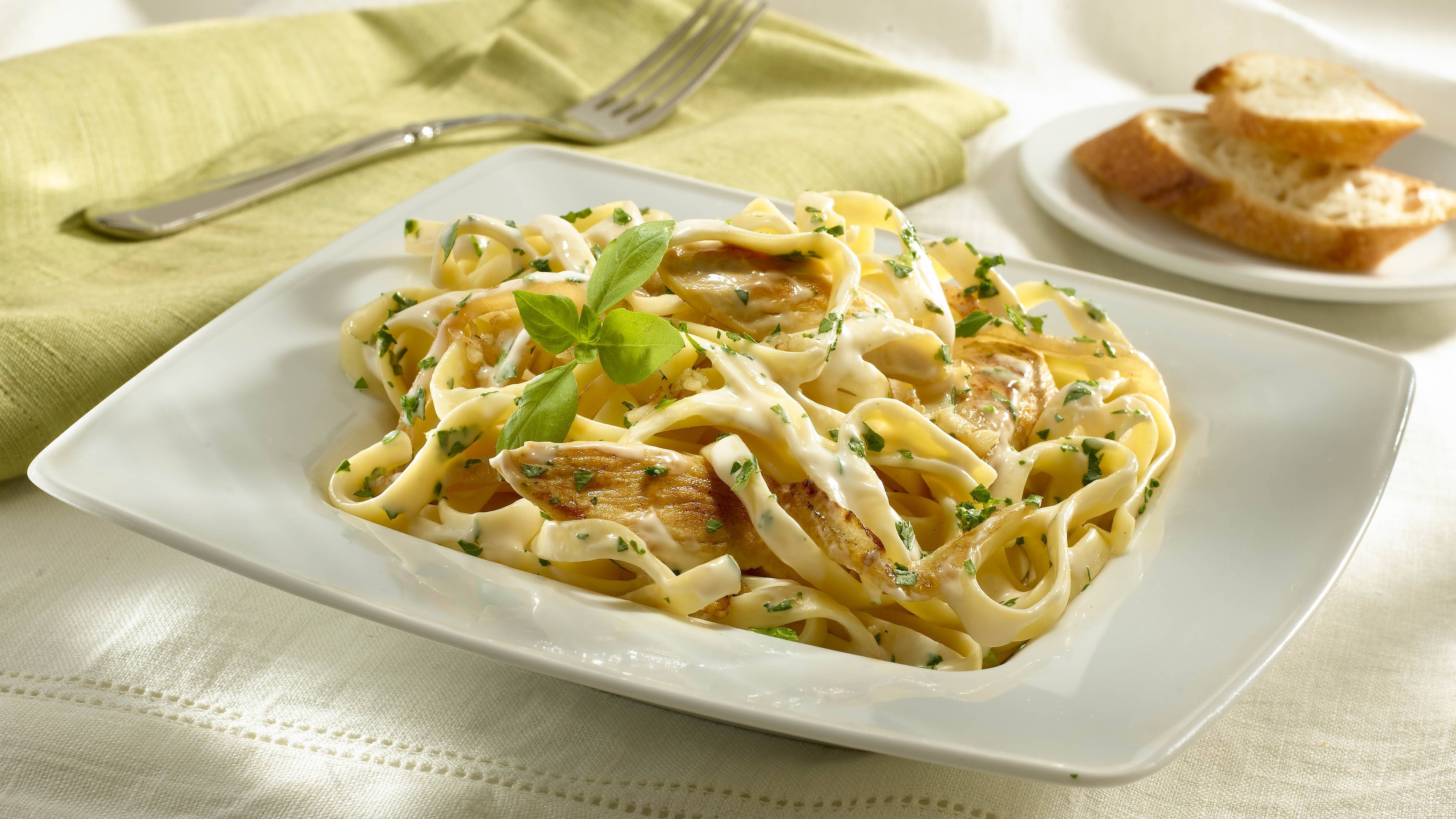 Introducir 39+ imagen fettuccine alfredo con pollo