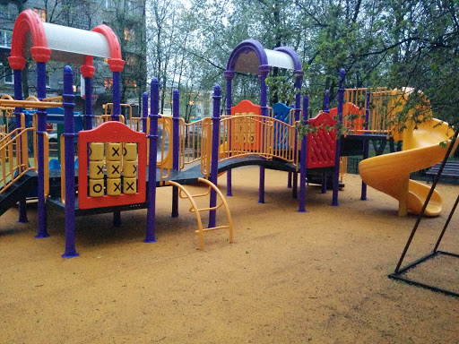 Желтая детская площадка