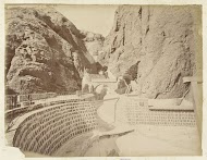 Waterbassins in het bergachtige landschap in Aden