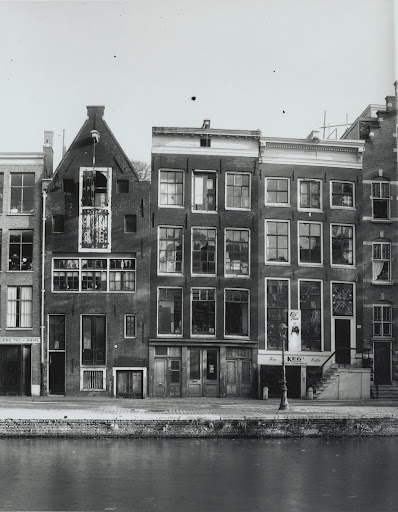Prinsengracht, with the premises of the Opekta company in the middle at number 263.