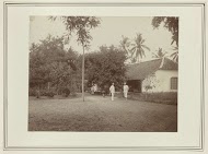 Twee mannen voor een huis