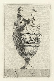 Vaas met twee sfinxen en vrouwenhoofden tussen guirlandes