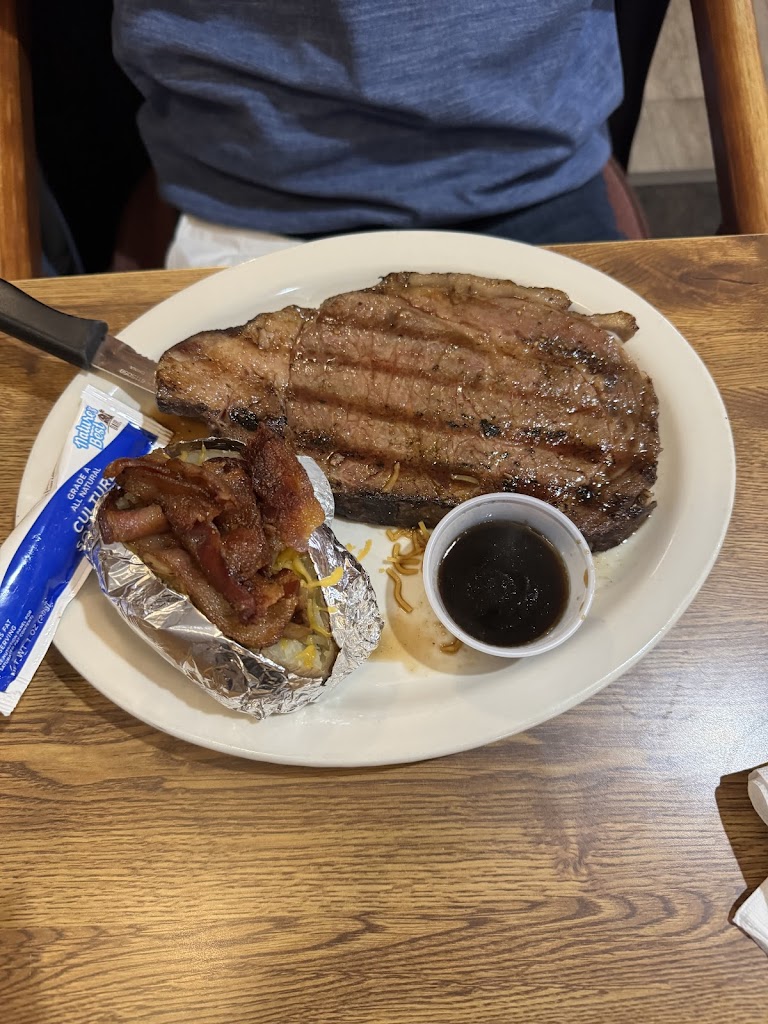  Red Room Bar & Restaurant