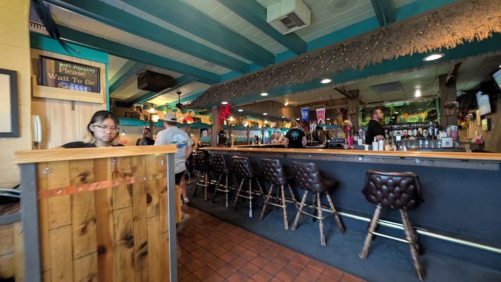  Salty's Seafood & Spirits