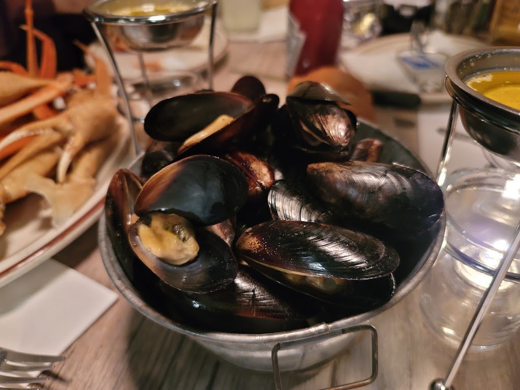  Salty's Seafood & Spirits