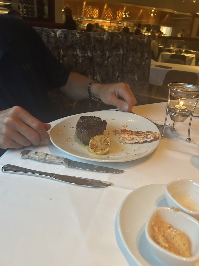  Fleming’s Prime Steakhouse & Wine Bar