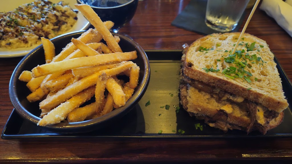  Fratellos Riverfront Restaurant