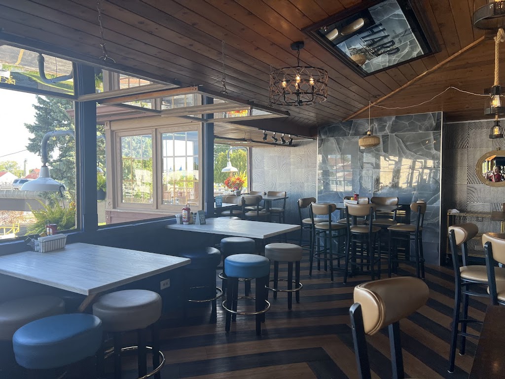  Boat House Pub & Eatery