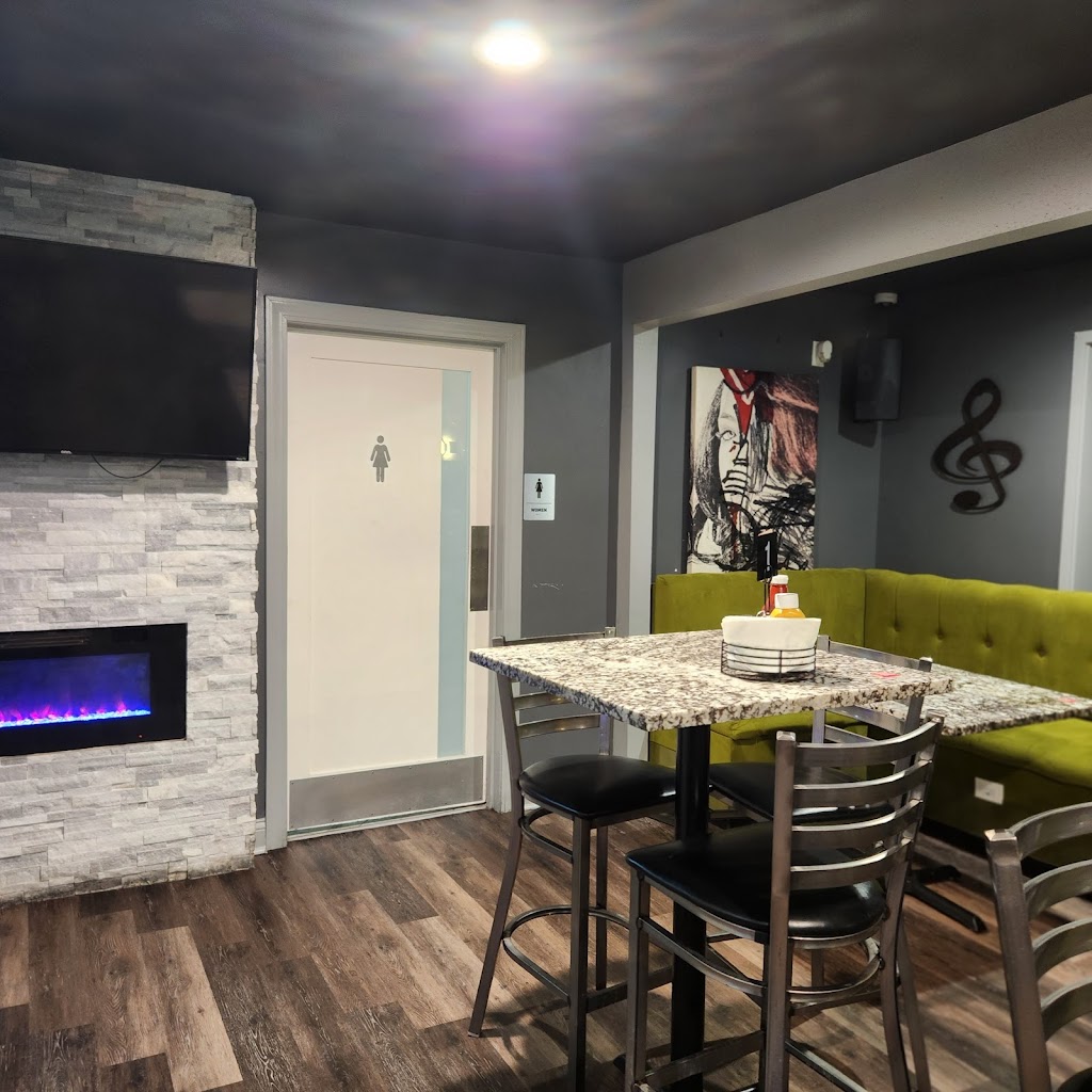  Syrs Restaurant and Lounge