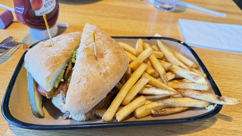  Lucky Star Pub & Eatery