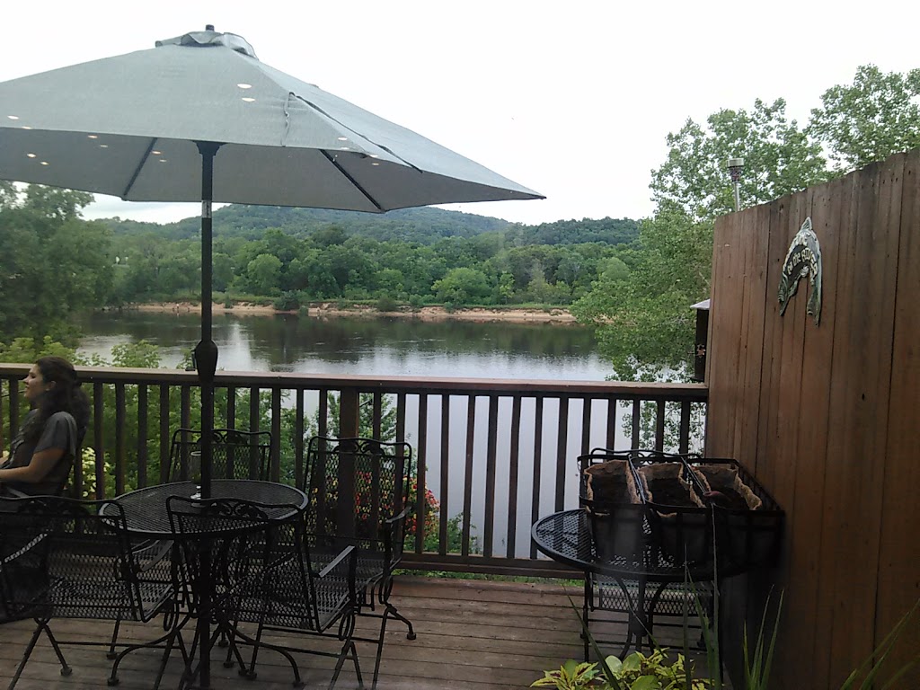  Que's Bar & River Deck