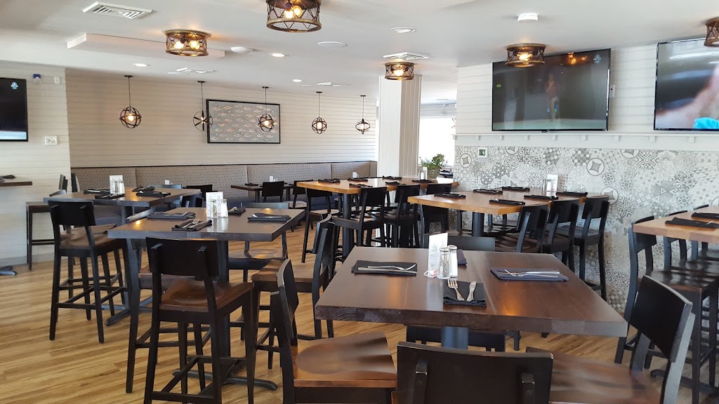  Lake House Grill & Bar