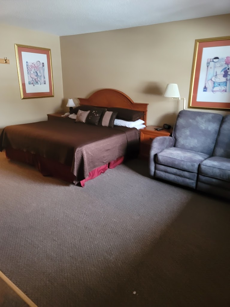  Country Gardens Motel & Lounge