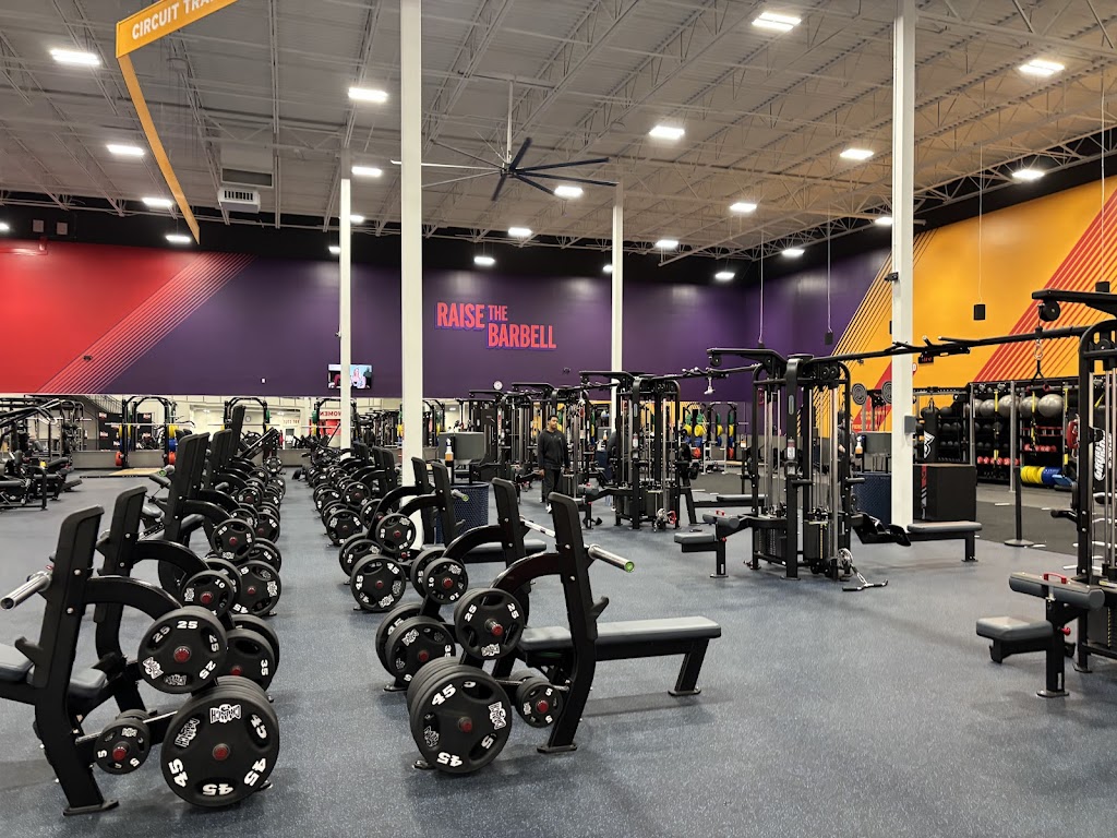  Crunch Fitness - Kyle