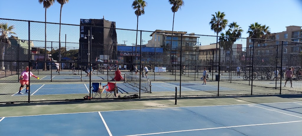  Muscle Beach Venice Gym